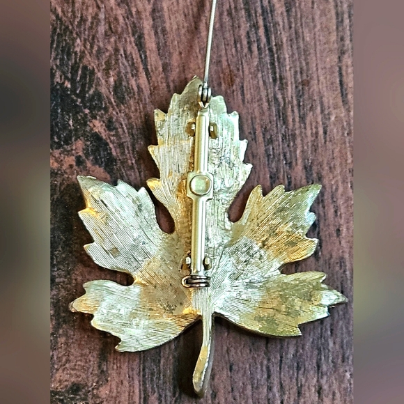 Vintage Gold Tone Maple Leaf Brooch With Rhinestones - Picture 12 of 12